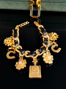 2024 Högutgåva lyxig vintage High End -halsband, armband och broschuppsättningar av berömda designer smycken gåva för kvinnor grossist