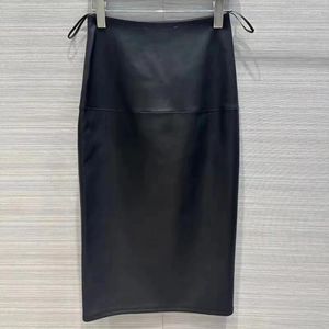 スカート2024クラシックなスリムフィットデザインの女性用革のスカート高度でファッショナブルなスタイルの包まれたヒップの長さ半分