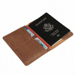 Unisex Crazy Horse Leather Passport Cover Women Men äkta läder Pass Case Pocket Carry Travel Card Holder Plånbok I43B#