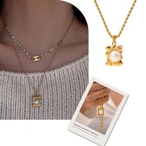 Classic Fashion Imitation Pearl Pendant Necklace for Womne 18k Gold Plated Titanium Steel Colorless Fried Dough Twists Chain Hammer Pendant Jewelry Wholesale