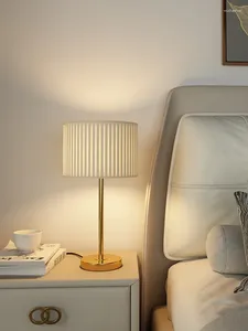 테이블 램프 현대 미니멀리스트 패브릭 램프 침실 침대 옆 조명 고급 고급 감각 세련된 미국 장식