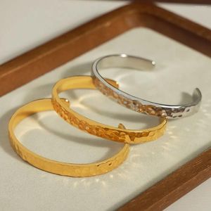Bangle Smple Armband för kvinnor Fashion Rostfritt stål Öppet Dent guldpläterad kvinnlig högkvalitativ smycken Pargåva