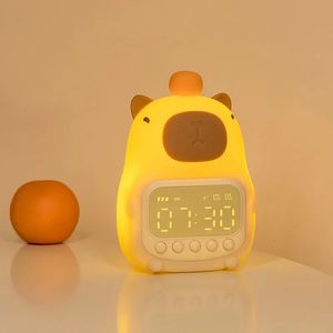 Söt laddningsbar digital Alarm Clock Night Light Touch Snooze Alwayson Display Desktop Tabell 1224H Musik LED 240410