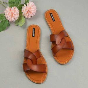 Slippers New 2024 Женщины Flat Summer Shouse Женщина на улице Peep Toe Cross Slides Slides Leather Brand Designer Ladies Sandals H240416 98PA