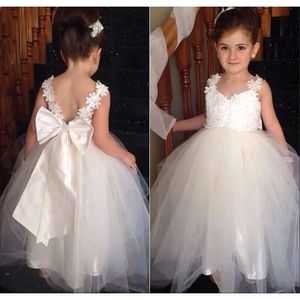Vネックの素敵な花の女の子2つのストラップアップリケチュールフロアレングスホワイトジュニアブライドメイドドレスバックレスページェントドレス