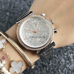 Orologi di marca per donne Lady Girl Lettere Big Letters Crystal in metallo in acciaio metallico orologio da polso m66