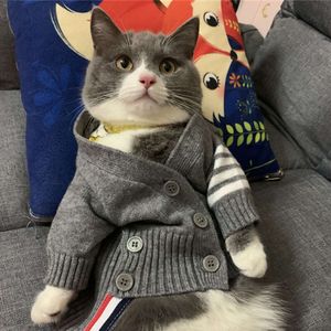 Köpek kedi sonbahar ve kış kalınlaşmış sıcaklık, modaya uygun marka kazak, küçük köpek hırka kıyafetleri, sterilizasyon kıyafetleri