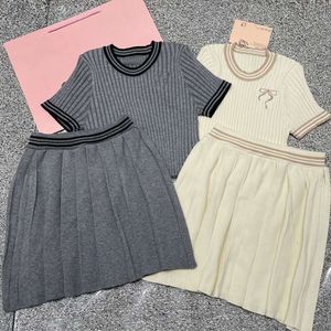 Miumiuss Suit Designer Luxury Fashion Two Piece Spring/Summer New Knitted Set Skirt Contrast Color Pleated Skirt Slim Fit Short Sleeve Top