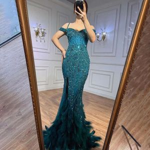 Prom Green Mermaid Sexy High Split Off Axel Evening Dresses Feather Pärlade klänningar Långt för Women Party