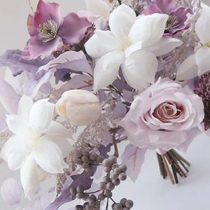 結婚式の花ブライダルブーケハンドシミュレートされたPOスタジオのサンプルルームデザインピンク紫色のfh549で開催