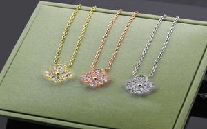 Pendanthalsband designer smycken kedjor lyxiga bijoux cjewelers vc bokstav fyrblad blommaknock full diamant snidad enkel flo7478481