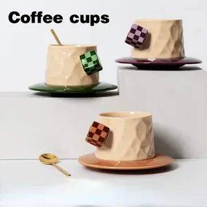 Керамические кофейные чашки и блюдца с керамической чашкой и блюдниками.