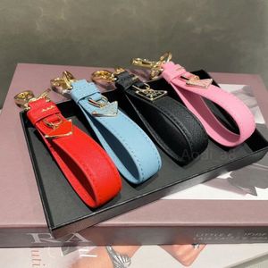 Designer -Schlüsselanlagen Luxus Dreieck Signature Leder Metallschlüsselketten Prad Keychain Car Key Ring Fashion Bag Anhänger für Charm Männer Frauen Marke Keychain Accessoires