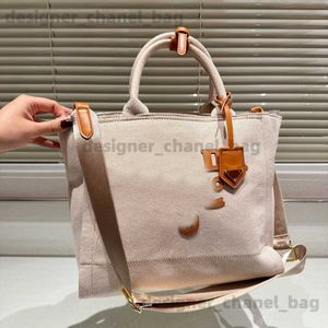 Totes 2024 Spring New Garden Bag Brev Singel axel Underarm Handhållen färgad stor kapacitet Mommy Bag pendlarväska för kvinnor T240416