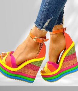 Sandálias elegantes insuções de arco -íris colorido 2022 cunhas de verão Plataforma de festa Extreme High Heels Sapatos Mulher Plus Tamanho 433827190