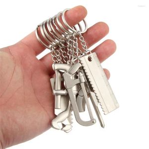 Nyckelringar 8 Stil Silverfärglegering Verktygstangent för pappa Fathers Day Gift Fashion Screwdriver Hacksaw Handverktyg Axe Pendant Nyckelkedjor