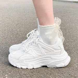 Casual skor sommartid kvinnors sneakers platt mjuk glutinös fitness all-match bekväm snörning liten vit 2024