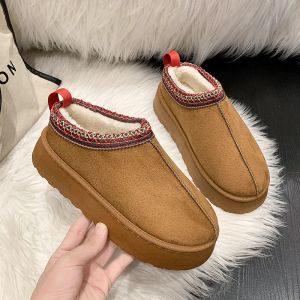 Botas de neve para mulheres 2023 Inverno New Cashmere Solas grossas quentes sem cabelos cobertos de salto Sapatos de algodão meio chinelo para mulheres