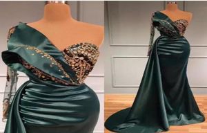 2022 Hunter Green Night Dresses Mermaid Dubai plus tamanho um ombro de mangas compridas Cristais de cetim com miçangas feitas feitas de baile G4263131