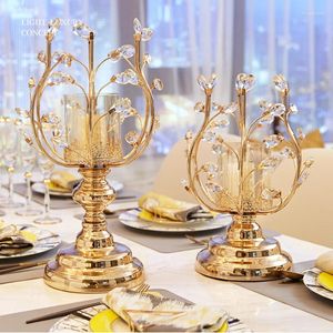 Ljushållare Europeiska ljus lyx Retro Metal Candlestick Decoration Table Romantic Candlelight Dinner Home