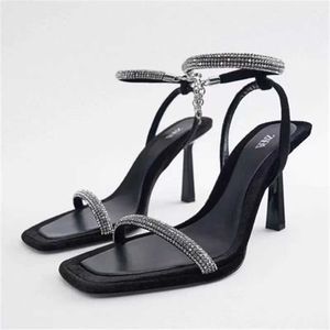 Сандалии Water Diamond Womens High Heel Shoes 2023 Элегантные сандалии женская цепь тонкие сандалии туфли вечеринка Новая женская мода высокая каблука сандалии черные J240416