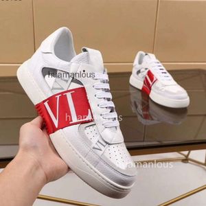 Sneaker di qualità morbida Valenstino Versatile High's Leather Trainer che accentua le scarpe da ginnastica degli amanti delle sneaker per allenatore casual