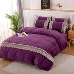 Zestawy pościeli czteroczęściowe łóżko Linen luksusowy czysty kolor koronkowy plus aksamitne ciepłe kołdrę Modna prosta rodzina el zestaw