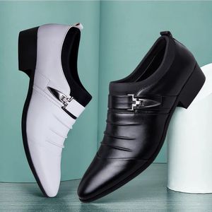 Sapatos de vestido de homens clássicos deslizam em couro PU para casamento de ponta plus size de pé casual casamento formal 240407