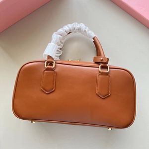 Tasarımcı Miui Bowling Arcadie Bag Malzemesi Buzağı Deri Kadınlar Crossbody Tote Çanta Yarım Ay Seyahat Debriyaj Çanta Kabarık Satchel Kış Omuz Çantası