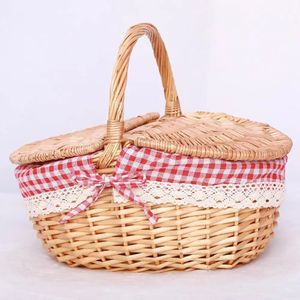 Handgefertigter Korbkorb mit Picknick-Lebensmittelkorb mit Griff mit Deckel mit Handgewebe Mehrzweck Wicker Tably Desktop Decor Storage Box 240416