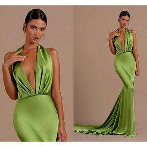 女性のための人魚のシンプルな緑のドレス深いVネックバックレスサテンイブニングページェントドレス