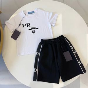 Baby T -shirt Kid Set Kids Designer Clothes Girls Two Piece Set Summer Bekväm andningsbar 100% bomullsflickor Kort ärm Topp Lyxvarumärke med bokstäver