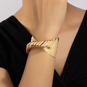 Hip-hop Metal Irregular Knot Cuff Bangles for Women Fashion Jewelry Exaggerated Geometric Twisted Opening Hand jewelry 240416