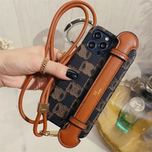 Projektant Crossbody Połączenia telefoniczne dla iPhone'a 15 14 13 12 11 Pro Max Cover Case Case Sleining Mobile Shell z brązowym opaską z paski -5