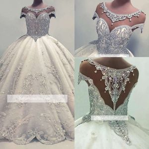 Czyste eleganckie rękawy czapki sukienki Linia Tiul Lace Applique Crystals Court Train Garden Wedding Suknie ślubne BC pplique