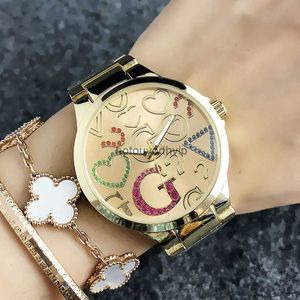 Titta på Womens Fashion Big Letters Style Metal Watches High Quality Steel Band Quartz Wrist Watches Montre de Luxe Gifts