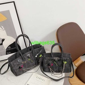 BK Totes Trusted Luxury Cloth Handbag Lin Shanshans samma stil SPOOF Fashion Cowboy Bag Den nya kreativa pin Chain Handbag för Autumn Have Logo HB9VAH