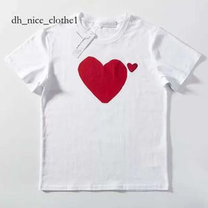 2024 Play Mens Thirt Designer Red Commes Heart Fashion Mens Thirt Cdg Designer Hearts Casual Women S Des Badge Garcons CDGS 382