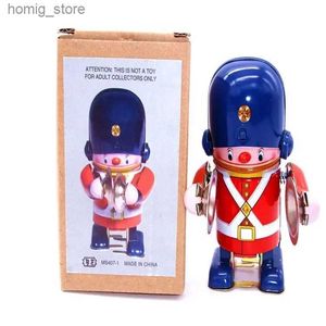 Serie classiche Clockwork retrò Wind Up Metal Walking Tin Strip Copper Robot Toys Toys Meccanical Childrens Regali Y240416