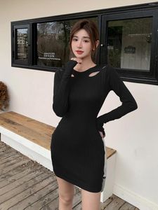 Casual Dresses Insta Women's Autumn Clothing 2024 Skär ut inspirerande designklänning Stylish Slim Fit Looking kjol