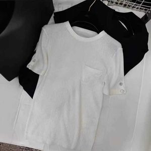 女性用Tシャツデザイナー2024早春、新しいナンヤウチャメタルバックルコントラスト色の外観スリムで香ばしい丸いネックニット短袖トップW7SO