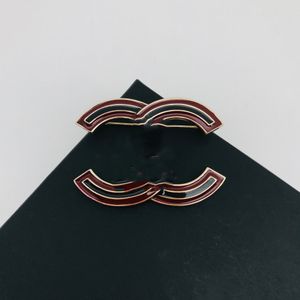 Marca de designer feminino de luxo alfabeto broches data de broche vermelha jóias pretas de jóias de charme de casamento de casamento de casamento de casamento acessórios de presente de casamento