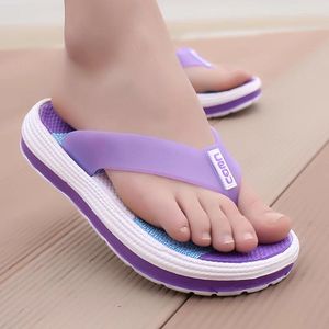 Tofflor 2024 Summer Women Casual Massage Durable Flip Flops Beach Sandals Kvinnliga kilskor Randiga Lady Room Zapatos