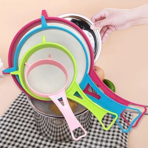 Neues 4pcs Plastikfeinnetzfilter Colander Sojamilch Sieb Mehl Sieb mit Griffsaft und Teefilter Küchenwerkzeug