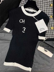 基本的なカジュアルドレスデザイナー2023初秋に新しいCHA小さな香りのよい風もタイトでスパイシーな女の子の手紙刺繍の色付き半袖の女性用SZM5のためにトップ