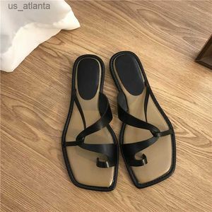 Tofflor sandaler kvinnor sommar ny 2023 koreansk version klipp tå flip flops utomhus mode platt avslappnad icke-halk kvinnliga strandmulor h240416 701e