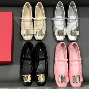 جميل باليه فستان فستان أحذية صندل Fe Woman Luxurys Designer Loafer Low Summer Summer أصلي الرقص 10A جودة الرمال اللون الأسود أبيض Rragamo سيدة حذاء عارض