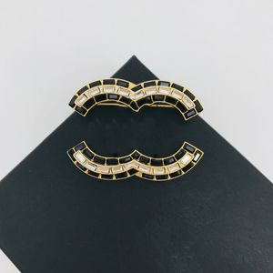 Классический бренд роскошный дизайнер Crystal Pearl Brooch Черно -белый бриллиант набор двойной буквы броши костюм для ювелирных украшений декоративные аксессуары