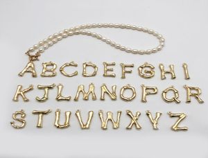 Европейская и американская пресноводная жемчужина 26 Английская алфавита из нержавеющей стали Золотая подвесная ожерелье из бисера