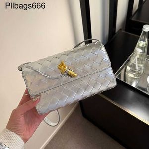 Bolsas de bolsa de embreagem ANDIAMO BOTTEGVENETAS 2024 Novo telefone celular de couro genuíno Design exclusivo Commuter Crossbody Premium Silver Tito FRJ